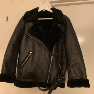 Vinterjacka med Faux Fur - Trendig och superfin vinterjacka med Faux Fur (fuskpäls)🥰 den är helt ny, säljer pga att den var för stor för mig! Skriv om intresserad 💕