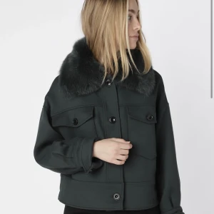 grön Meotine jacka 💚 - Säljer min gröna Meotine jacka i strl m/l sitter snyggt på mig som normalt är S. En knapp saknas, men den kan lätt ersättas, minimum pris: 1500kr då den kostar 2800kr nypris, bra skick. TRYCK EJ KÖP NU