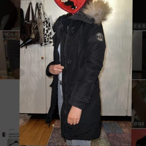 Vinterjacka  - Svart vinter jacka med fusk päls i storlek 36, köpt på boohoo för 2 år sen och använd 1 vinter. Den går att dra åt i midjan. Köparen står för frakt!