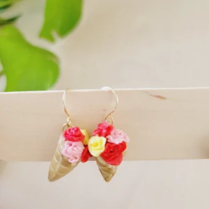 Örhängen, guldpläterade sterling silver krokar  - Handgjorda örhängen i polymerlera. Guldpläterade sterling silver krokar.   Skickas med poleringsduk. 