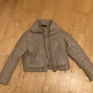 Vinterjacka från chiquelle - Säljer denna gråa tjocka jacka från chiquelle pga aldrig använder. Jackan är i nyskick och är i en kort och boxig modell. Storlek 36. Köpt för 599kr, säljer för 250kr. Köparen står för frakt. 