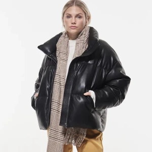 Vinterjacka - Supersnygg vinterjacka från ginatricot. Sitter som en smäck och passar till allt. Pris kan diskuteras