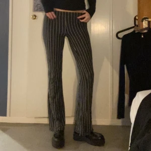 Svart- vitrandiga lågmidjade utsvängda byxor - Lågmidjade byxor i flowigt material! Lite korta på mig som är 177 cm lång. Strl S men funkar på mig med S/M med. Säljer för 69kr. Fraktar spårbart eller möts upp i Stockholm! 💕