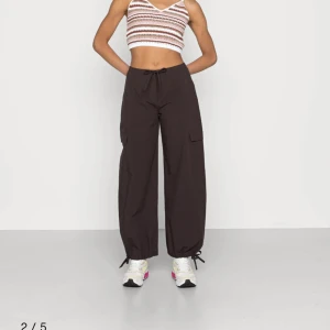 Parachute Pants   - Ett par Parachute Cargo pants från Weekday i brun/mörklila Endast använda en gång, som nya  Nypris:600kr  Mitt pris: 400kr 