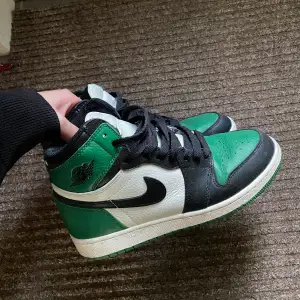 Säljer mina jordans i färgen ”Pine Green” som är inköpta 2020 för ca 5000kr. Väldigt fint skick men kommer såklart tvätta dem innan jag postar. Bud börjar på 2000kr men kan tänka mig att sänka priset vid snabb affär. (+Frakt 66kr) Storlek 38😊