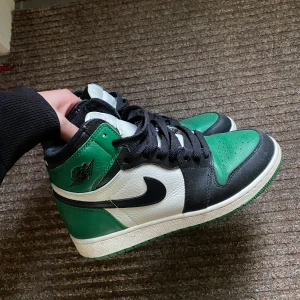 Air Jordan 1 Retro High OG Pine Green - Säljer mina jordans i färgen ”Pine Green” som är inköpta 2020 för ca 5000kr. Väldigt fint skick men kommer såklart tvätta dem innan jag postar. Bud börjar på 2000kr men kan tänka mig att sänka priset vid snabb affär. (+Frakt 66kr) Storlek 38😊