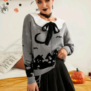 Halloween kofta - Halloween kofta med krage. Storlek M. I fint skick.