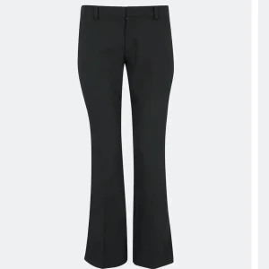 Bik bok Kostymbyxor  - Säljer dessa kostymbyxor i Vera Petite ifrån Bik Bok då jag har ett par andra, nyskick och prislappen kvar💖 Nypris 400kr