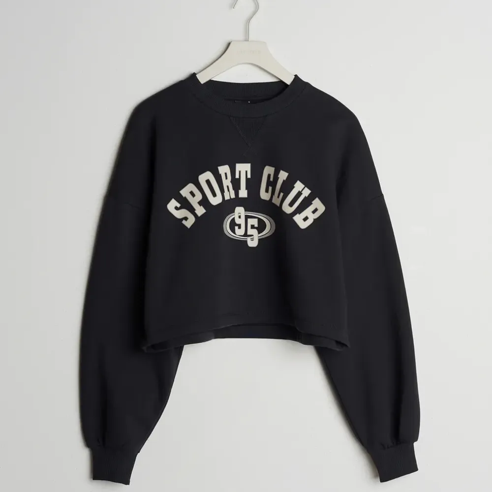Sweatshirt från Gina Tricot i stl s men passar xs också, säljer för 65kr+66kr(frakt). Meddela gärna om du har några frågor❣️. Hoodies.