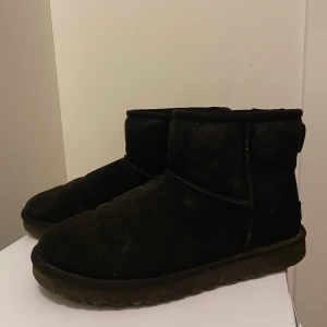 Uggs - Äkta uggs som är använda en säsong, inte perfekt skick men inte trasiga eller dåligt skick🫶🏽☺️