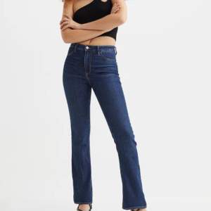 High waist bootcut jeans från H&M i strl 40 men passar även 38, och 36 ifall du gillar de lite pösigare 🥰Köpta för 250kr men säljer för 100kr!