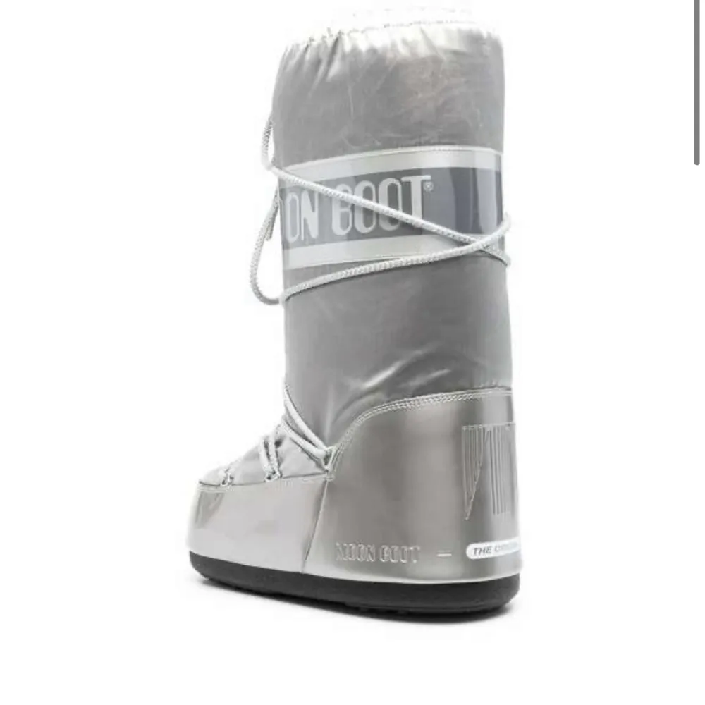 Säljer mina silvriga höga moon boots i silver endast använda ett fåtal gånger förra vintern så de är precis som nya🥰nypris 1700kr. Skor.