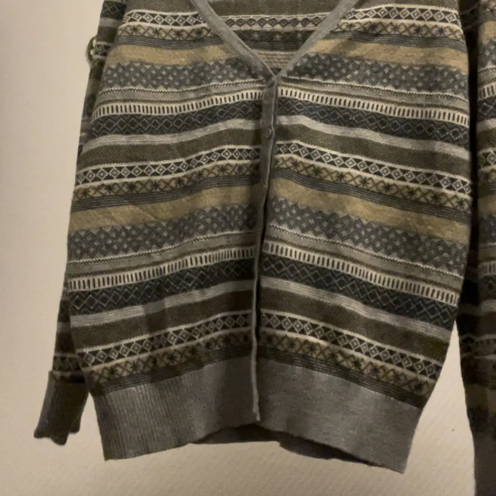 Säljer nu en jättefin cottagecore sweater! Den är så så fin, använd ett par gånger men är i fint skick! Köp INTE direkt!!🤍. Tröjor & Koftor.