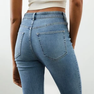 Ljusblåa jeans - Säljer dessa skitsnygga jeans från H&M i strl 40, men skulle säga att det är mer 36/38. Knappt använda. Jeansen ger en så snygg form! 🥰