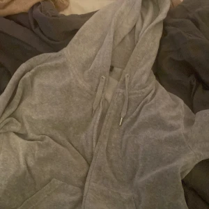 Juciy  - Säljer denna för har använt den 1 gång och vill köpa en annan 700-800 storlek m men passar som mellan s och xxs 