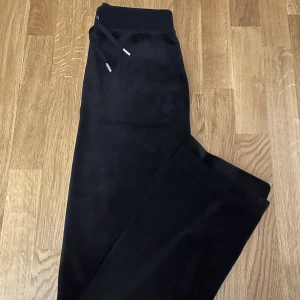 Svarta juicycouture - Svarta juicycouture i storlek xs. 