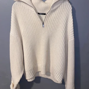 Stickad cardigan  - Från Gina stl. Xl men passar så bra på mig som har s då blir den lite oversized 