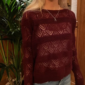 Tröja med knappar på ryggen - Denna tröja kommer att kunna köpas på Utvalt UFs släpp den 27 November, på vår hemsida. Följ oss på Ig: Utvaltuf 💖💕