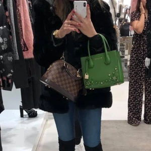 Pälsjacka S - Fake pälsjacka i storlek S. Passar en XS som mig.  Använd endast några gånger. 550kr - kan mötas upp i Malmö alternativt skickas spårbart då köparen står för fraktkostnaden.