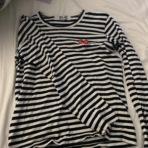 COMME des GARÇONS - säljer min randiga comme des garcons tröja då den inte kommer till användning, strlk M men skulle säga xs/s då den är väldigt liten i storleken! använd max 3 gånger!🥰💖