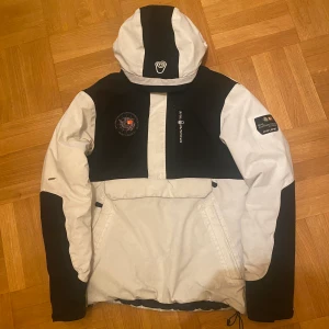 Sail Racing Jacka - Sail Racing Jacka Köpt för runt 1 år sen i Sail Racing Club House i PK-huset.  Säljer pga inte använder längre. Defekt är ett litet hål i högerärmen   Nypris 4000! Möts i Stockholm eller frakt då du står för den. 