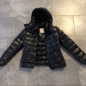 Moncler storlek Xs - Säljer min Moncler jacka jätte fint skicka, nästan helt oanvänd! Kvitto medföljer