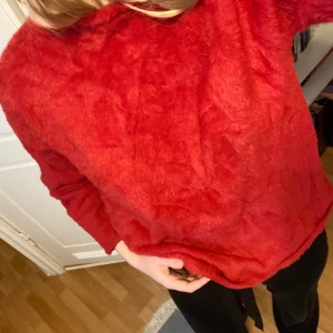 Fluffig tröja - Röd fluffig tröja som jag tror jag köpte på hm för några år sedan. Aldrig använd och endast tvättad 1 gång. Trekvarts armar.