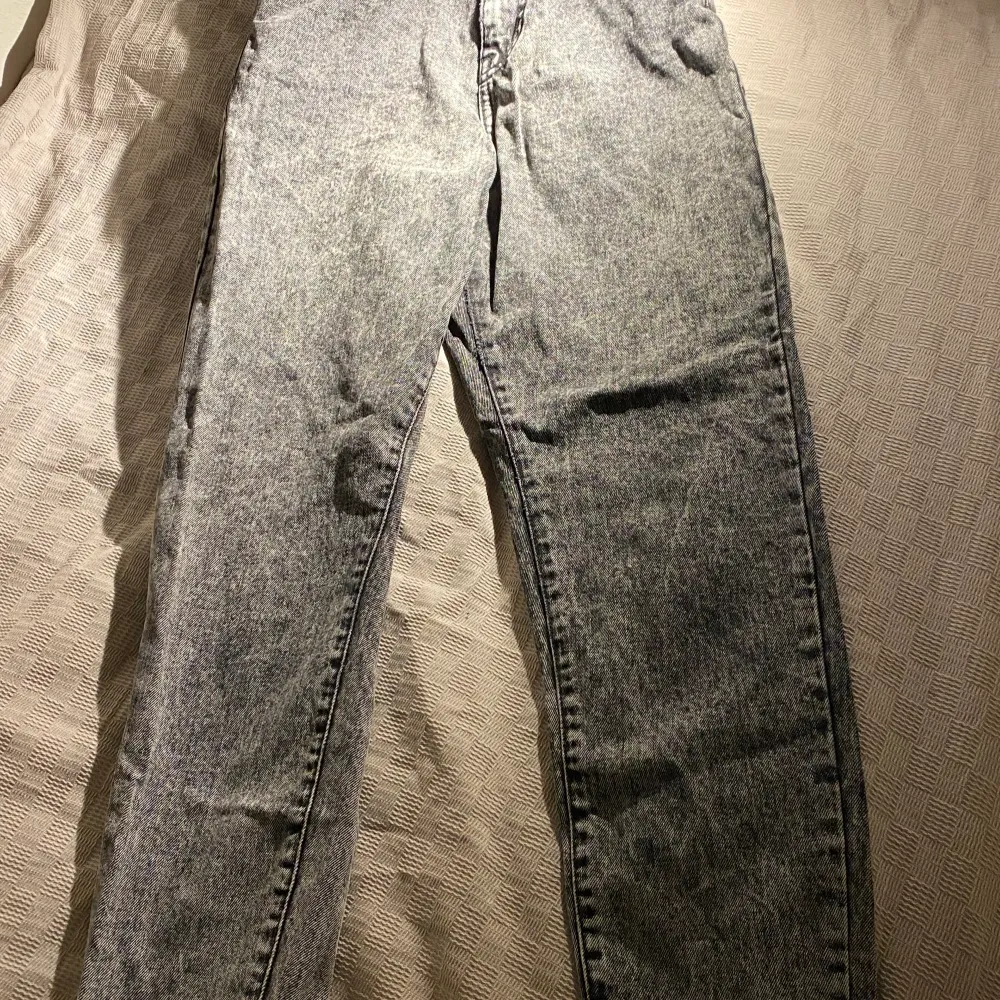 Jeans i gott skick som framhäver ens kurvor på ett snyggt sätt :) . Jeans & Byxor.