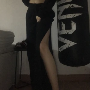 Svarta byxor  - Black pants with side slit  Free shipping/ Fri frakt  Heavily used!/ Använd mycket! 