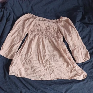 Tröja - Storlek M  - Aldrig använd, väl skick, töjbar, luftig