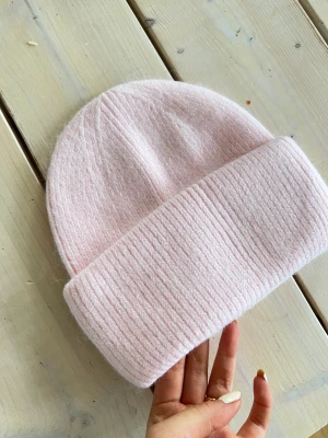 Rosa mössa  - Kashmirmix och bomull. Jättemjuk i materialet. Köp direkt för 299kr eller högsta bud! 