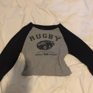 t shirt - en ribsbad tshirt i så bra material som aldrig använts, materialet är stretchigt och passar en XS-S