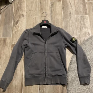 Stone island zip  - Säljer en stone island zip, den är i bra skick. Skick 7,5/10. Den är självklart äkta! Storlek S! Hör av dig om du har frågor 
