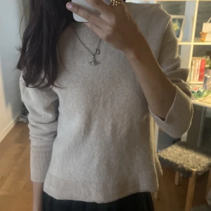 Wera tjocktröja - En super mysig sweatshirt med en fin struktur så den inte ser slapp ut på kroppen. Varm men inte för tjock. Helt ovanvånd. ☺️💓 original pris: 699.