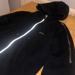 Hugo Boss - Hugo Boss luvtröja i väldigt bra skick. Köpt på Jhonells i Linköping men kvittot är bortappat. Storlek M