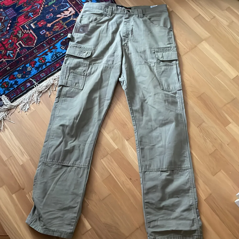 Den är baggy och ca 1,1m lång, köpte den av en vän men har inte haft på mig den lol 🤷‍♂️. Jeans & Byxor.