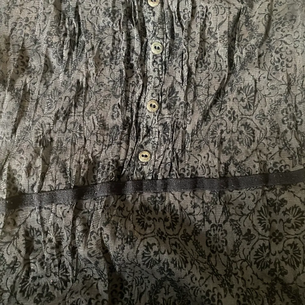jätte fin tröja som är köpt secondhand! den är lite genomskinlig och är i ett ”mesh” material, aldrig använd! osäker på strl💋 den är grå som ni kan se på sista bilden. Skjortor.