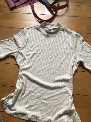 Beige topp - Beige topp från H&M. Frakt tillkommer på 40kr