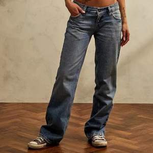 (sista bilden är min egna) superfina slutsålda lågmidjade jeans från urban outfitters 💖jag har vanligtvis 38 i jeans och är 168cm lång 🥰 nypris 650kr