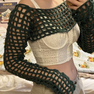 Virkad topp - Virkad grön topp/cover-up som är perfekt nu på vintern när det är lite kallt för att vara ha linne. Har gjort den själv, är väldigt mjuk och kliar inte. Kan virka custom om någon skulle vilja ha i en annan färg eller storlek, skriv isf ett meddelande. ❤️ 