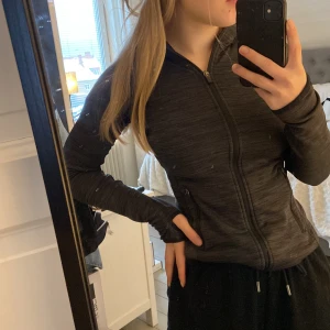 Sportjacka  - Storlek: XS (dam) Skick: Bra skick! Nypris: 299kr Pris kan diskuteras vid snabb affär!❤️