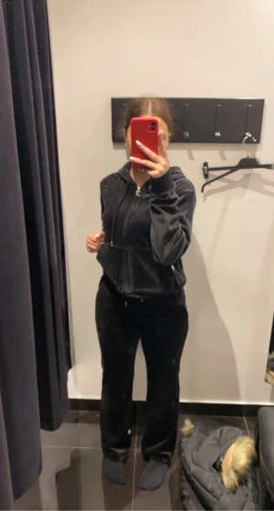 Svart juicy couture kofta PRIS KAN DISKUTERAS  - Sparsamt använt jättefint äkta , Inga defekter, säljer pga av att det inte kommer till användning. Hör av dig för fler bilder! Byxor sålda❗️