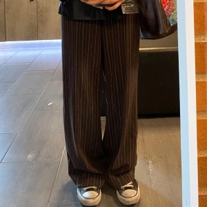 Randiga kostymbyxor  - Frakt: 63kr Bilderna är från tjejen jag köpte dessa av. ENDAST SERIÖSA BUD! 