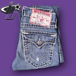 true religion jeans - feta trueys med vit stitching ❗️20+ TRUE RELIGION JEANS på ✅benimdenim.se✅ytterben 100cm, innerben 70cm , midja 28w