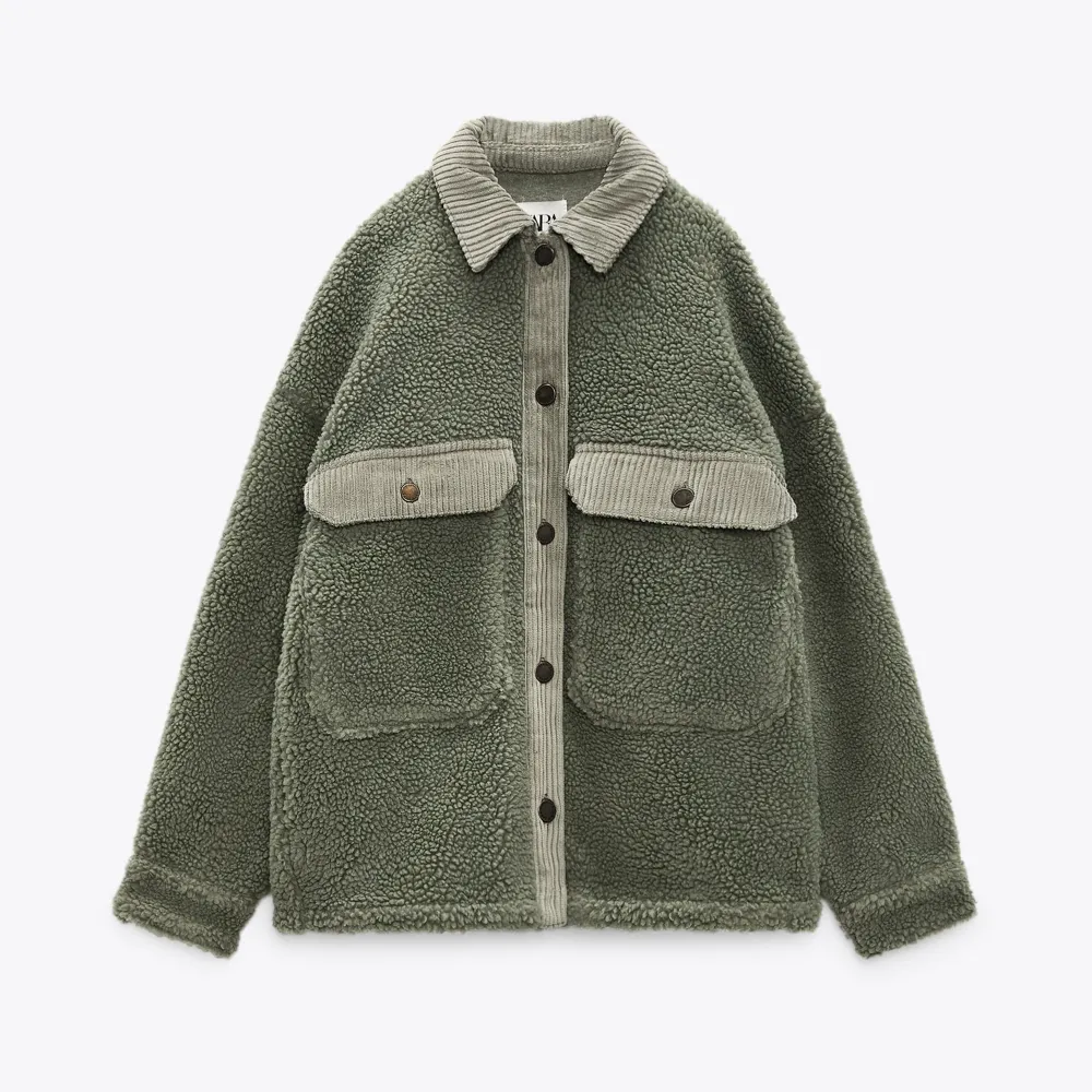En jättefin grön jacka till hösten eller våren som inte längre säljs från Zara. Aldrig använts innan med lappen kvar på. . Jackor.