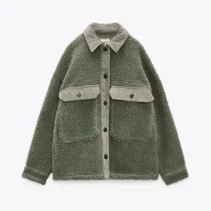 En jättefin grön jacka till hösten eller våren som inte längre säljs från Zara. Aldrig använts innan med lappen kvar på. 