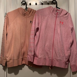 2 Under Armour tröjor - Dem här två tröjorna har används då och då men inte kommit till användning så mycket. Säljer den för att det inte kommer tills använding. Säljer båda tröjorna för 220kr. Det är fleece inne i tröjorna och dem är lite lite större i storleken. 