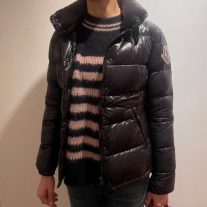 Moncler jacka!! - Säljer denna super fina moncler jacka köppt från vestaire, men köppte den med äkthetskontroll så den är givetvis 100% äkta! ❤️‍🔥❤️‍🔥 Den är i storlek 1 som motsvarar S