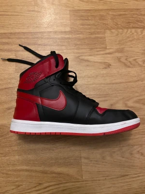Jordans 1 banned  - Hej!  Säljer ett par jordans 1 ”banned” i storlek 40 då dom är för små för mig. Endast använda en gång och i mycket bra skick  Skriv vid frågor!🥰  Ingen aning om dessa är AA-kopior eller riktiga  då jag själv inte har någon koll på skor