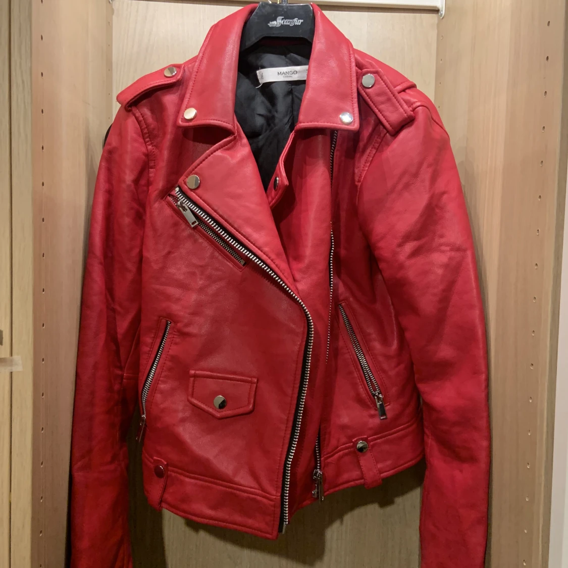 Röd skinnjacka Mango 